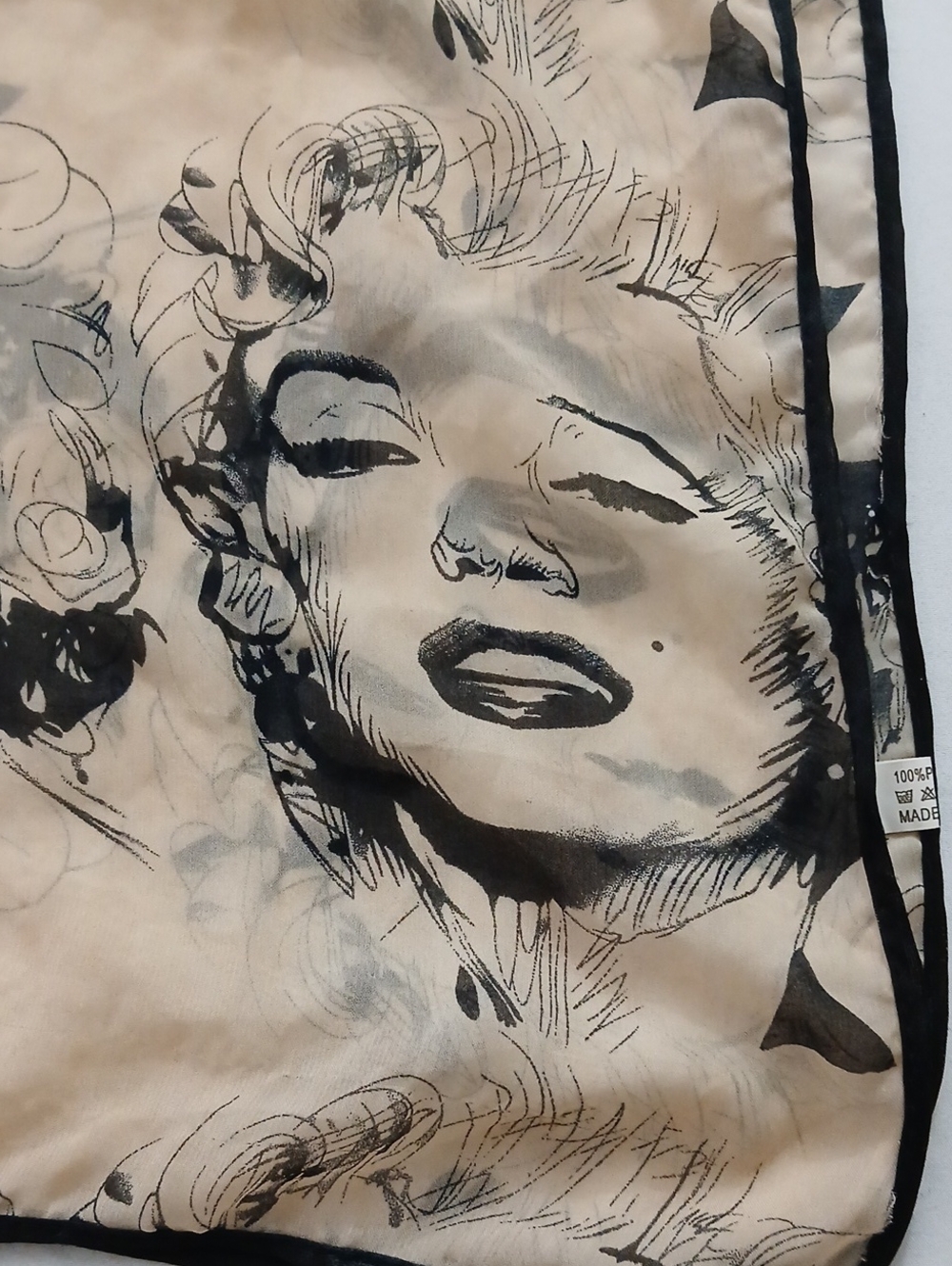 Marilyn Monroe Scarf - Picture 9 of 10